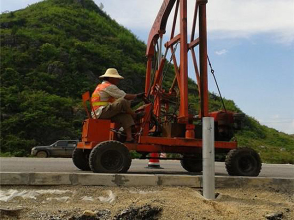 云南公路護欄板打樁
