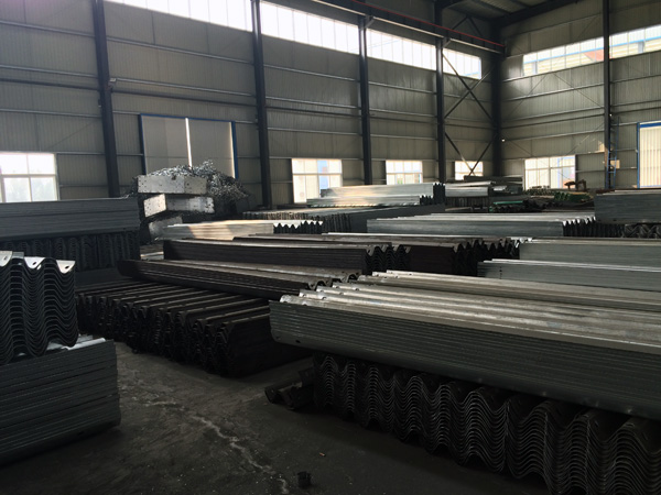 波形護(hù)欄生產(chǎn)車(chē)間